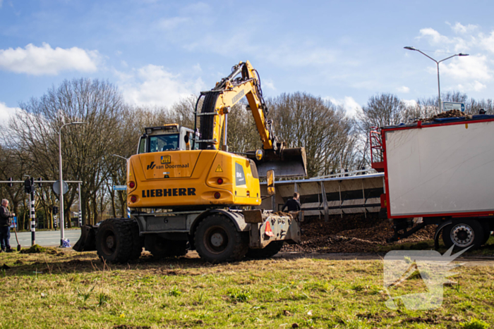 Vrachtwagentrailer met aardappelen kantelt