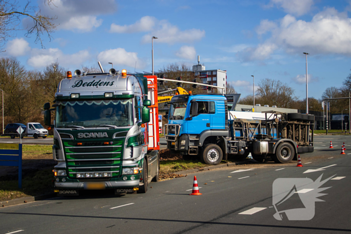 Vrachtwagentrailer met aardappelen kantelt