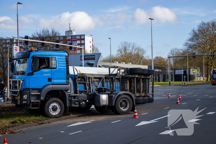 Vrachtwagentrailer met aardappelen kantelt