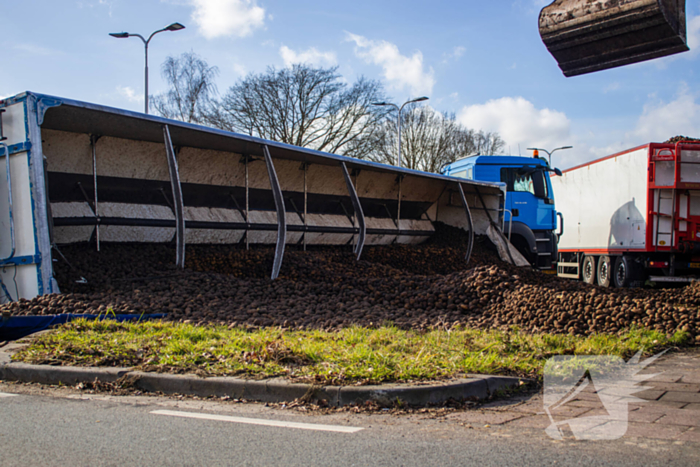 Vrachtwagentrailer met aardappelen kantelt