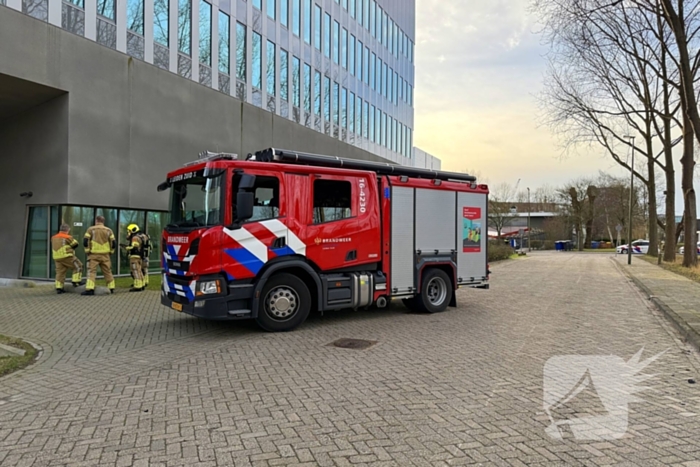 Smeulende relais zorgt voor rookontwikkeling in bedrijfspand