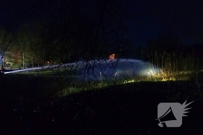 Brandweer blust brandend riet