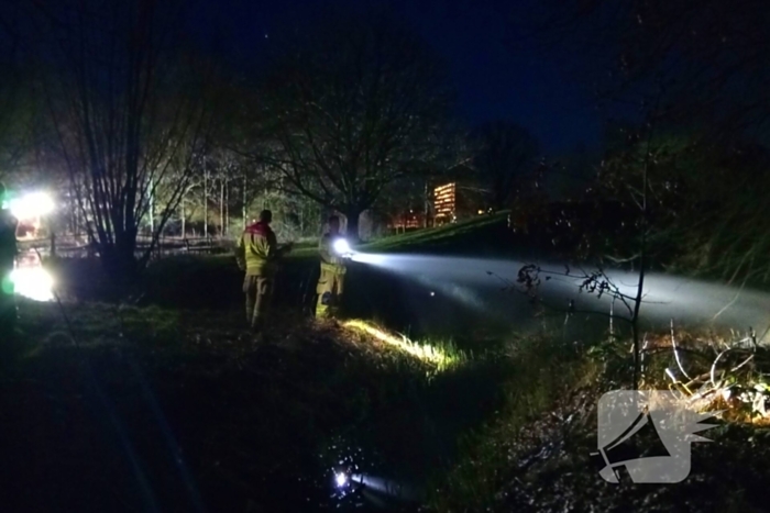Brandweer blust brandend riet