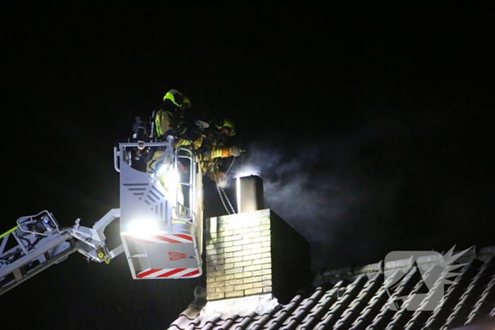 Brand in schoorsteen van woning