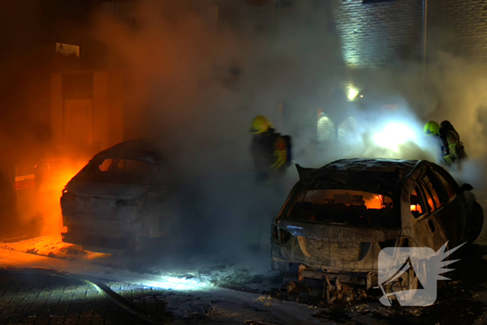 Twee auto's in vlammen op gegaan na vermoedelijke brandstichting