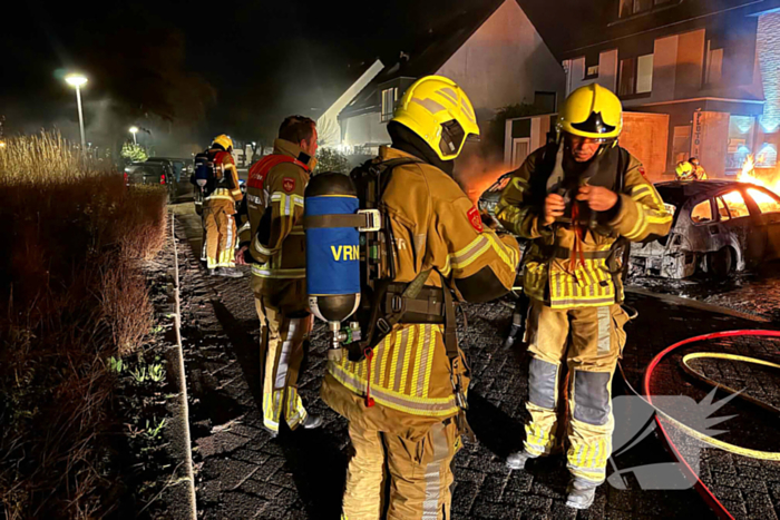 Twee auto's in vlammen op gegaan na vermoedelijke brandstichting