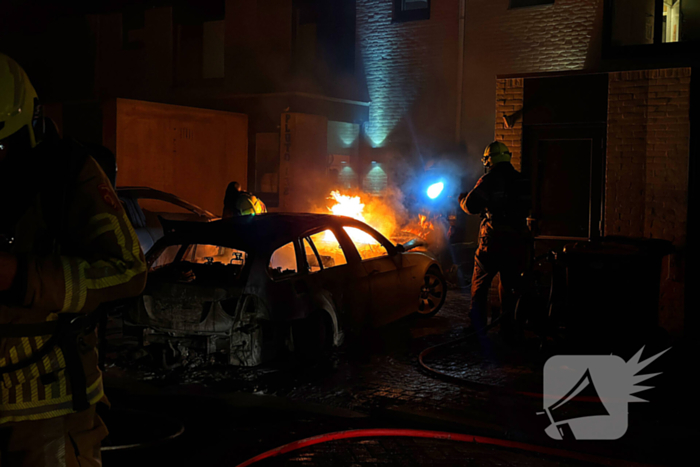 Twee auto's in vlammen op gegaan na vermoedelijke brandstichting