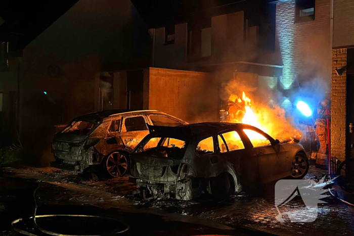 Twee auto's in vlammen op gegaan na vermoedelijke brandstichting