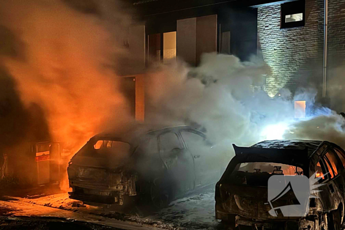 Twee auto's in vlammen op gegaan na vermoedelijke brandstichting