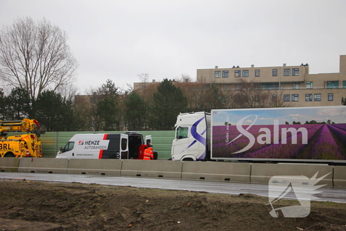 Vrachtwagen met klapband veroorzaakt flinke file