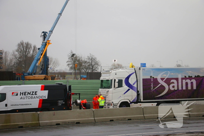 Vrachtwagen met klapband veroorzaakt flinke file