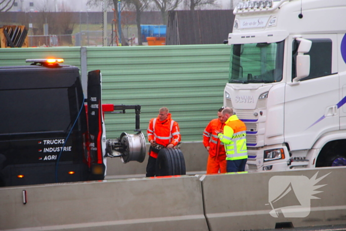 Vrachtwagen met klapband veroorzaakt flinke file