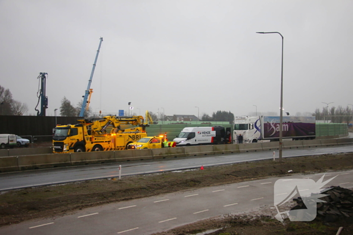 Vrachtwagen met klapband veroorzaakt flinke file