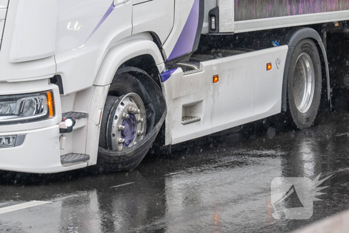 Vrachtwagen met klapband veroorzaakt flinke file