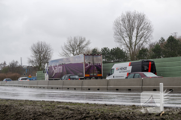 Vrachtwagen met klapband veroorzaakt flinke file