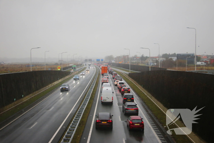 Vrachtwagen met klapband veroorzaakt flinke file