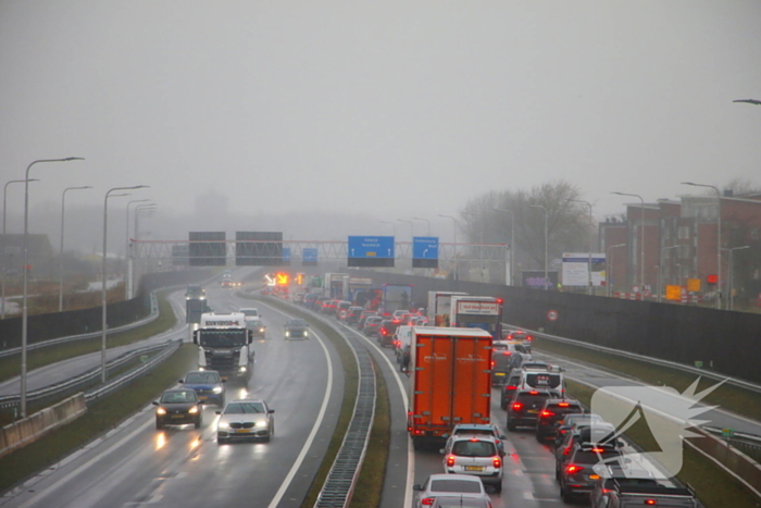 Vrachtwagen met klapband veroorzaakt flinke file