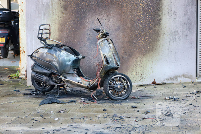 Gevel flatgebouw beschadigd door scooterbrand