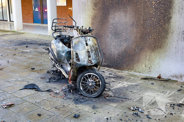 Gevel flatgebouw beschadigd door scooterbrand