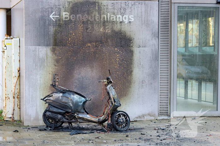 Gevel flatgebouw beschadigd door scooterbrand