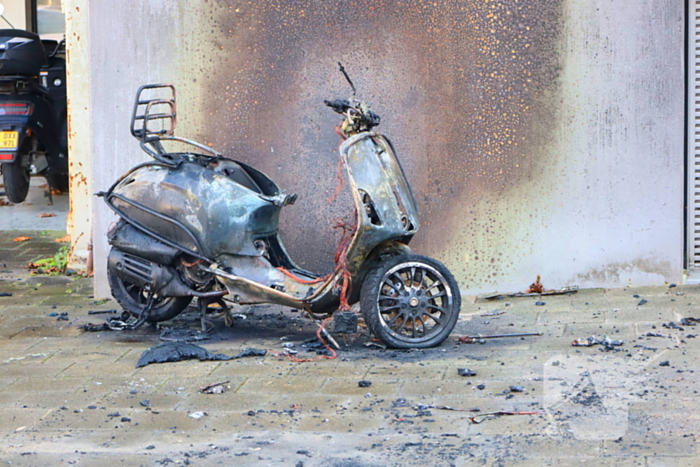 Gevel flatgebouw beschadigd door scooterbrand
