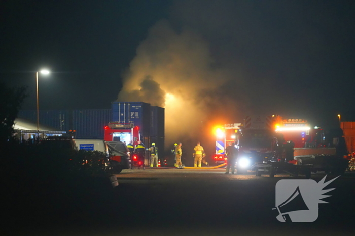 Brandweer grootschalig ingezet voor brand bij loonbedrijf