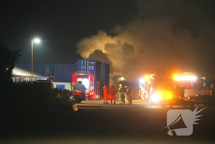 Brandweer grootschalig ingezet voor brand bij loonbedrijf