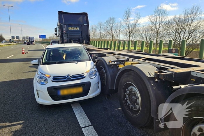 Auto en vrachtwagen komen in botsing