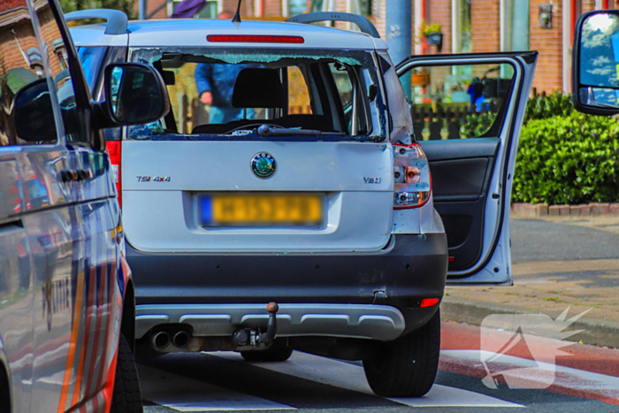 Bezorgbus in botsing met auto