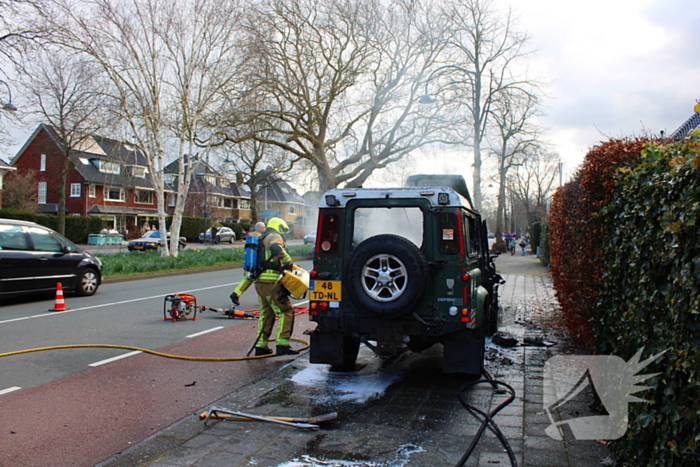 Terreinwagen in vlammen tijdens rit naar garage