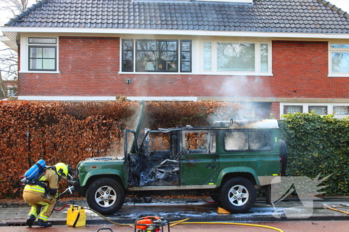 Terreinwagen in vlammen tijdens rit naar garage
