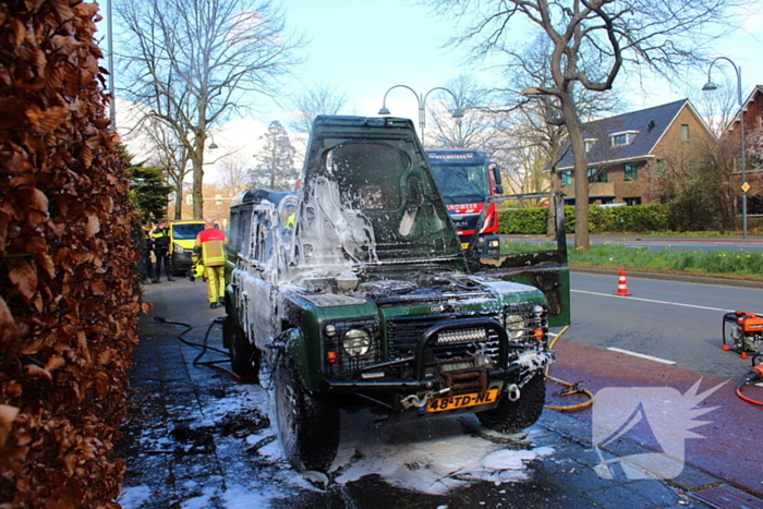 Terreinwagen in vlammen tijdens rit naar garage
