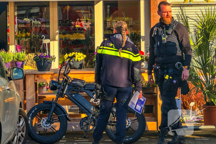 Fatbiker botst tegen auto