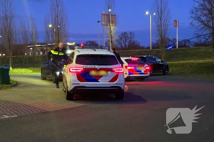 Politie doorzoekt voertuigen op carpoolplaats