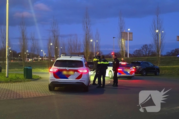 Politie doorzoekt voertuigen op carpoolplaats