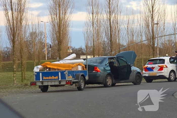 Politie doorzoekt voertuigen op carpoolplaats