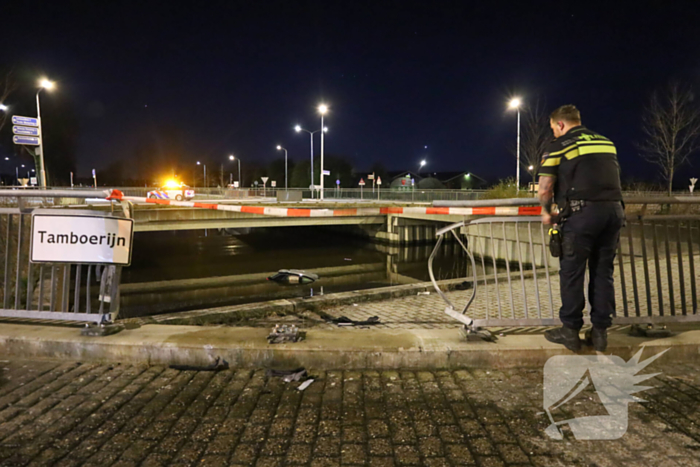 Auto rijdt rechtdoor op rotonde en belandt in water