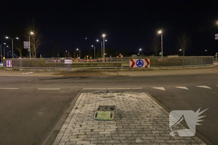 Auto rijdt rechtdoor op rotonde en belandt in water