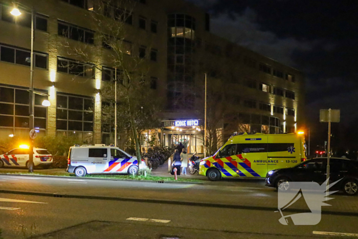 Grote politie-inzet bij hotel voor mogelijke steekincident