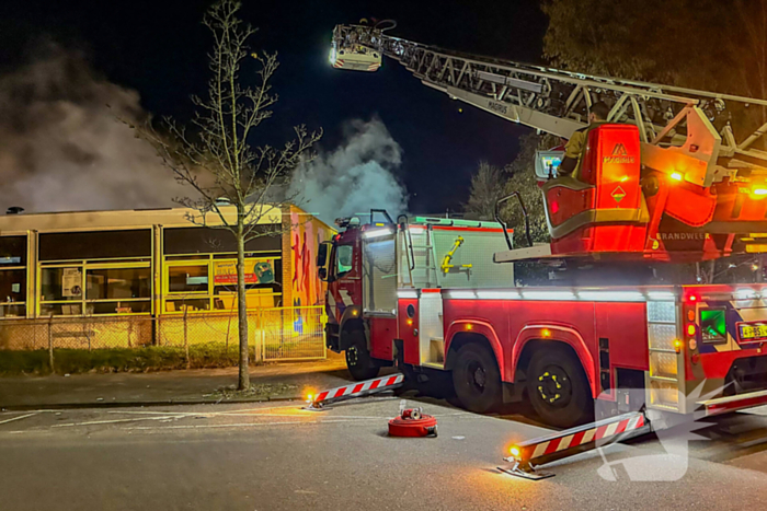 Explosie en grote brand in buurthuis, eerder doelwit geweest van explosie