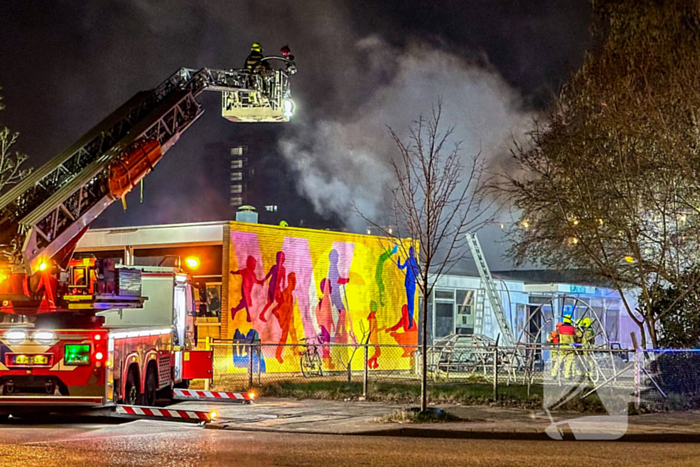 Explosie en grote brand in buurthuis, eerder doelwit geweest van explosie