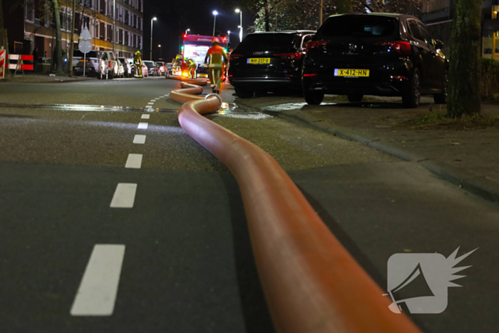 Explosie en grote brand in buurthuis, eerder doelwit geweest van explosie