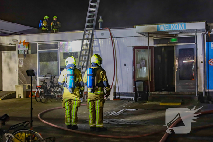Explosie en grote brand in buurthuis, eerder doelwit geweest van explosie
