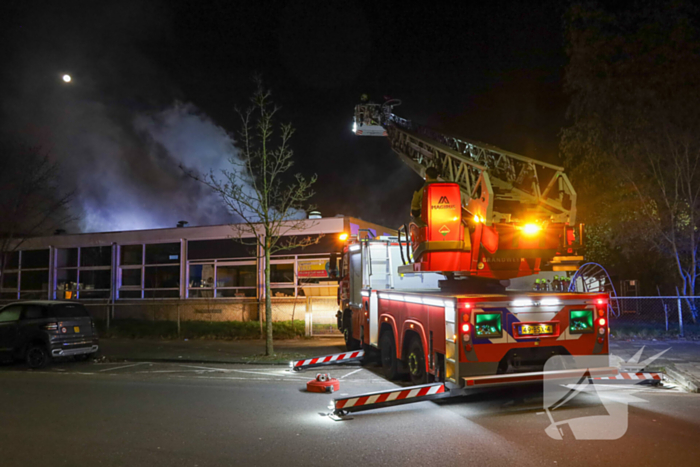 Explosie en grote brand in buurthuis, eerder doelwit geweest van explosie