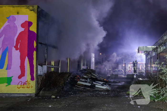 Explosie en grote brand in buurthuis, eerder doelwit geweest van explosie