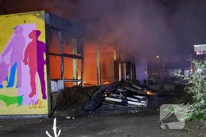 Explosie en grote brand in buurthuis, eerder doelwit geweest van explosie