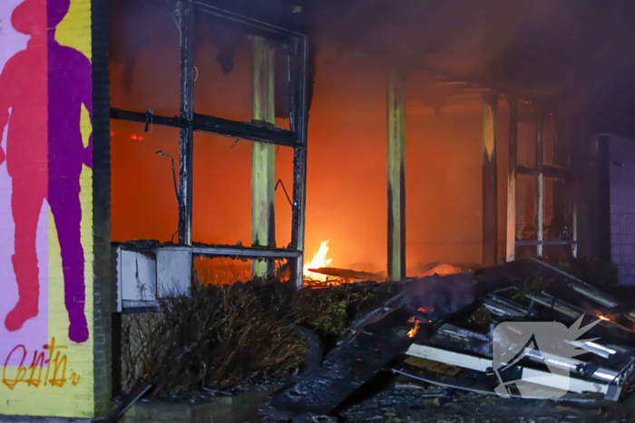 Explosie en grote brand in buurthuis, eerder doelwit geweest van explosie