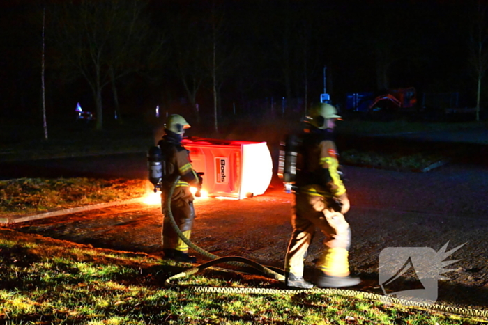 Brandweer blust brandende dixi