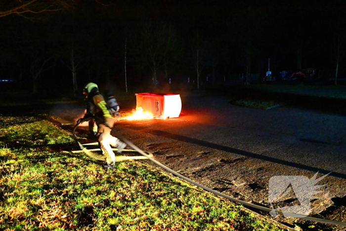 Brandweer blust brandende dixi
