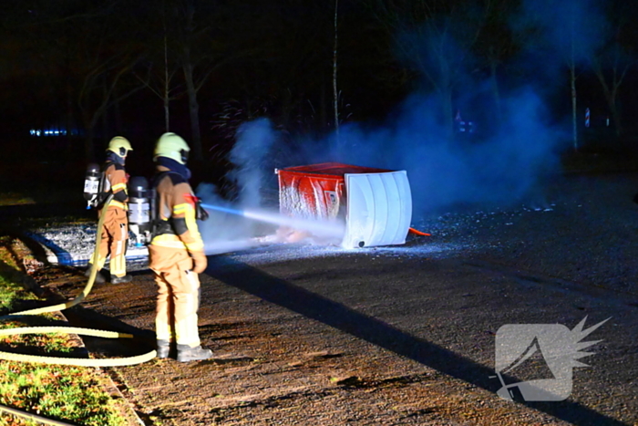 Brandweer blust brandende dixi